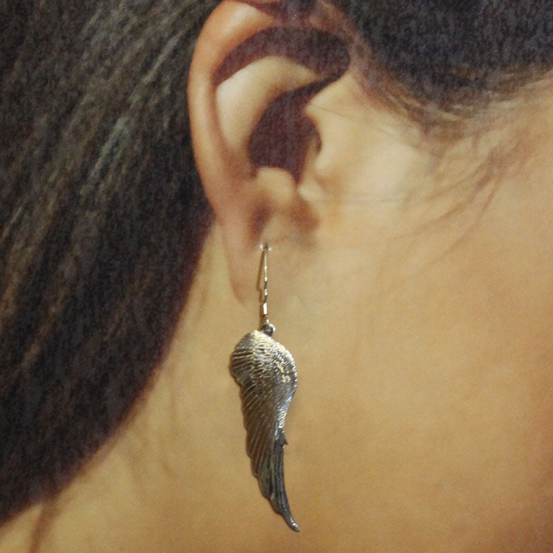 威尔·保罗·阿维索的鹰形耳环