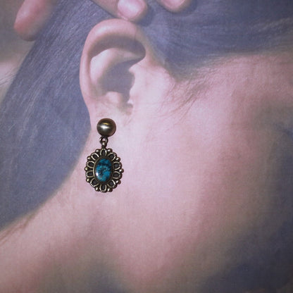 卡爾文·馬丁內斯設計的阿帕奇藍耳環