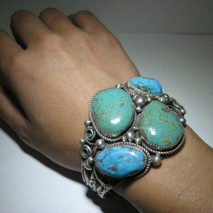 Bracelet en turquoise Kingman par Robin Tsosie