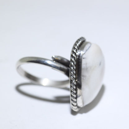 罗宾·索西设计的白水牛心形戒指