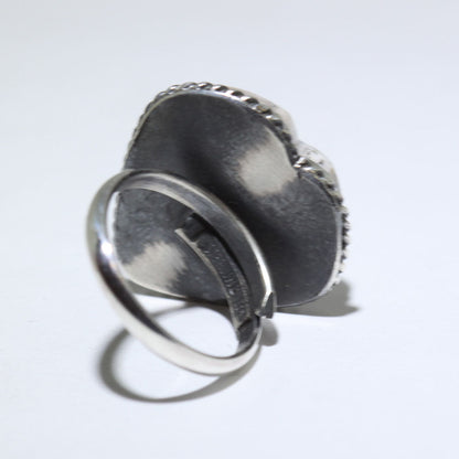 罗宾·索西设计的白水牛心形戒指