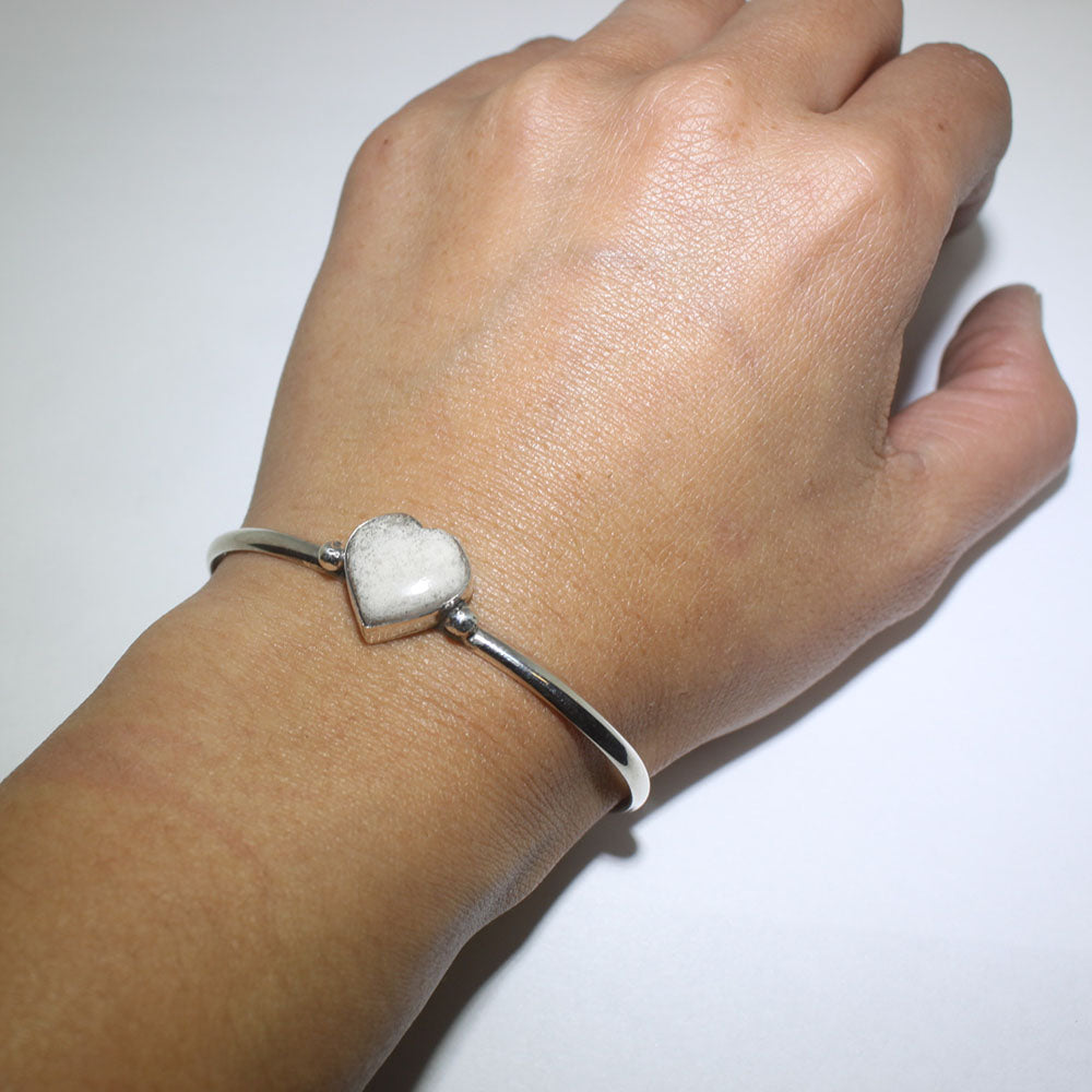 Pulseira de prata com búfalo branco em forma de coração