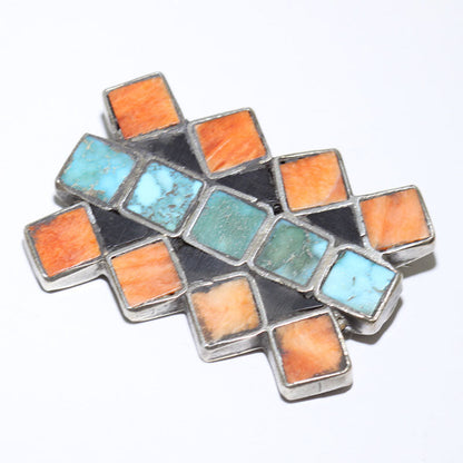 เข็มกลัดฝังหิน โดย Jock Favour