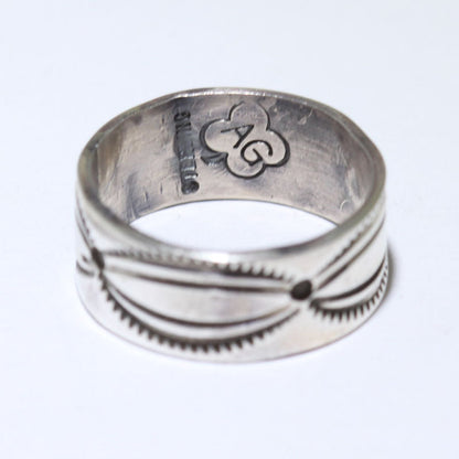 阿诺德·古德拉克的银戒指