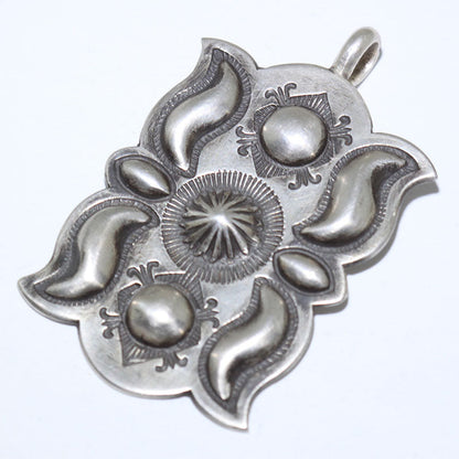 Pendentif en argent par Eddison Smith