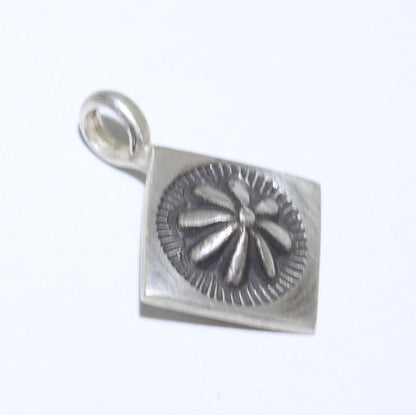 Pendentif en argent par Eddison Smith