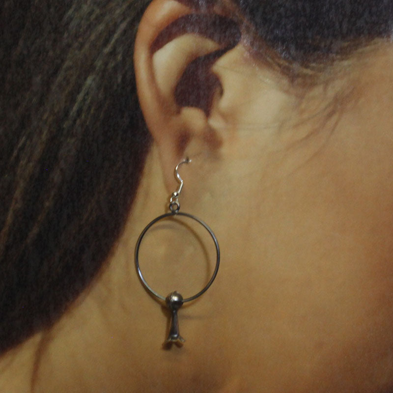 由纳瓦霍族制作的银耳环