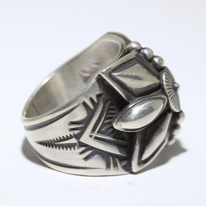 Anillo estampado a mano por Delbert Gordon Talla 8.5