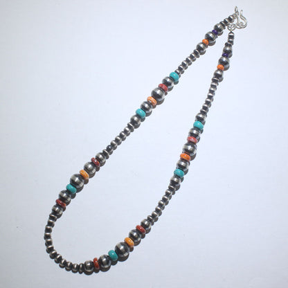 Mehrfarbige Navajo-Perlenkette