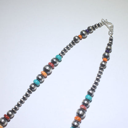 Mehrfarbige Navajo-Perlenkette