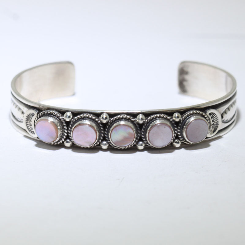 Bracelet en coquillage rose par Darrell Cadman 5-3/8"