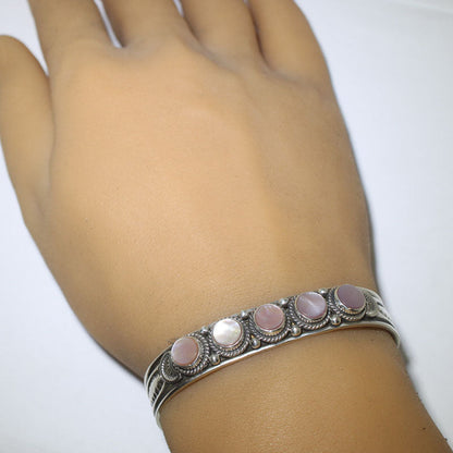 Pink Shell Bracelet ni Darrell Cadman 5-3/8"