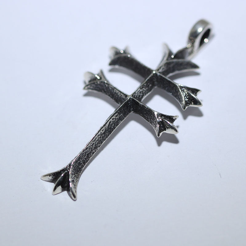 Pendentif croix par Aaron Anderson