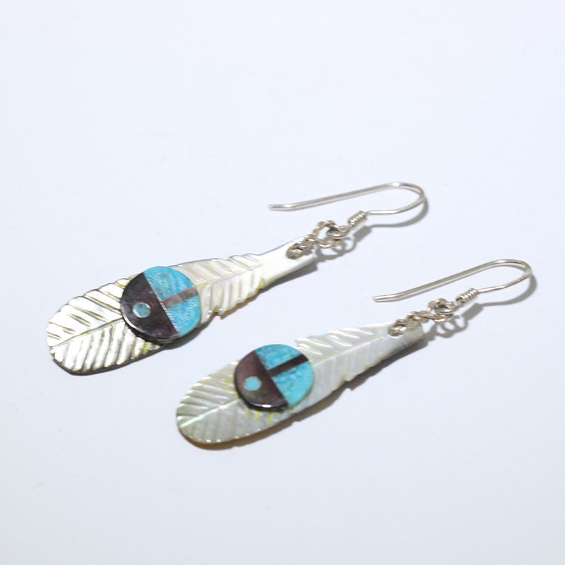 Pendientes con incrustaciones de plumas