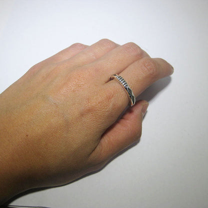 珍妮佛·柯蒂斯設計的戒指，尺寸11