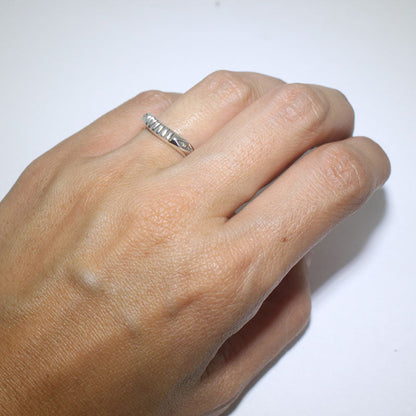 جینیفر کرٹس کی چاندی کی انگوٹھی سائز 4.5