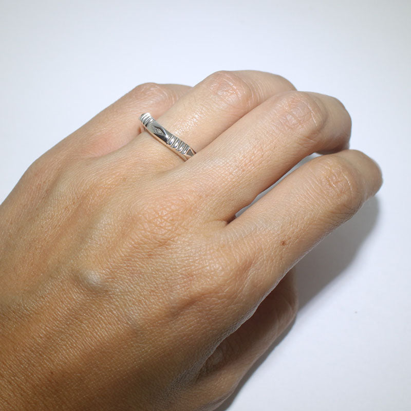 詹妮弗·柯蒂斯设计的银戒指，5号