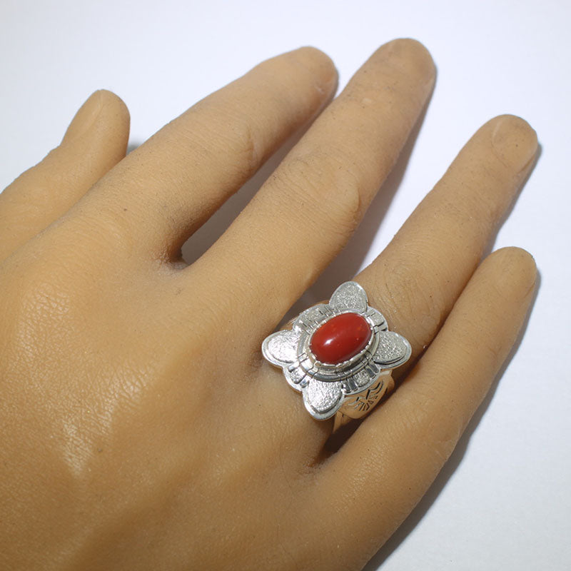 Anillo de Coral por Ray Winner talla 9.5