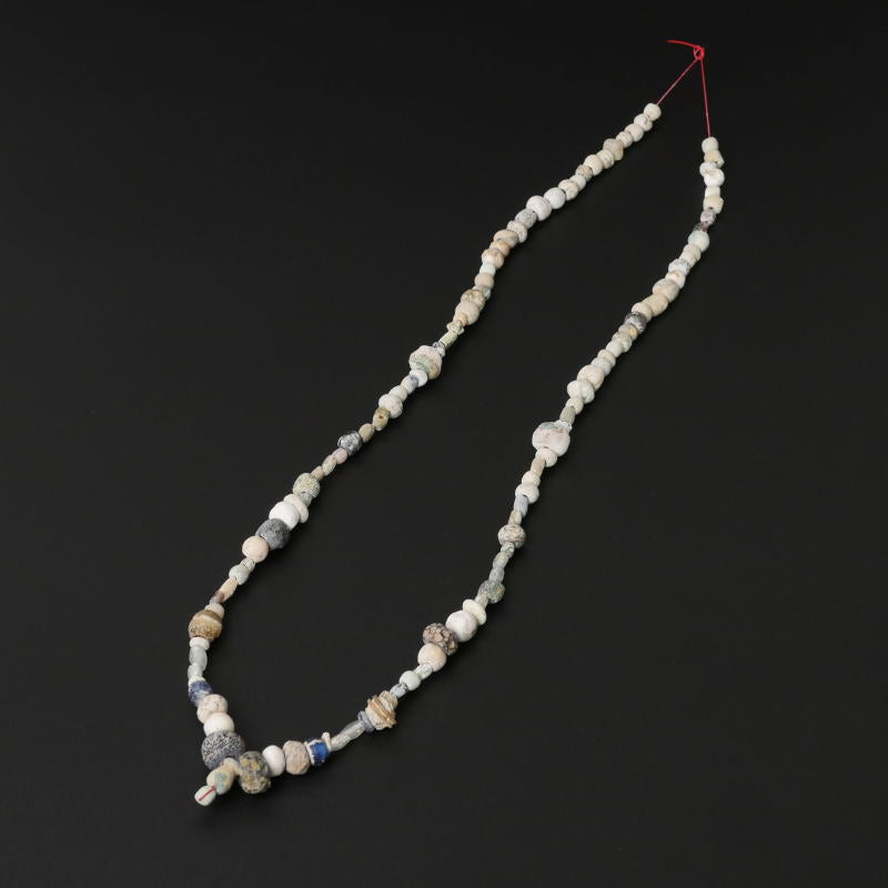 Collier de perles en verre iridescent de l'ancienne Rome