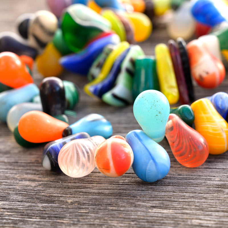 Malalaking Kuwintas ng Bohemian Trade Beads na Mukhang Bumbilya na may Uranium Glass