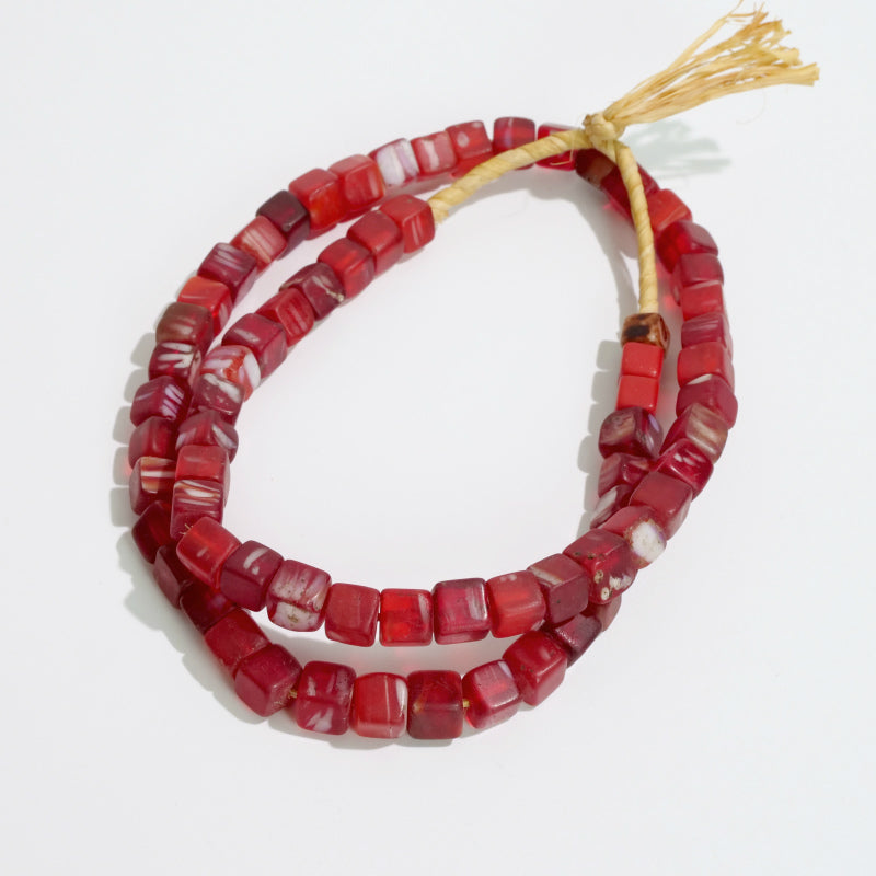 波希米亞貿易珠紅色方形珠串