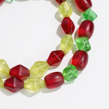 Perles de commerce bohémiennes, rangée de perles tchèques avec verre d'uranium