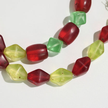 Perles de commerce bohémiennes, rangée de perles tchèques avec verre d'uranium