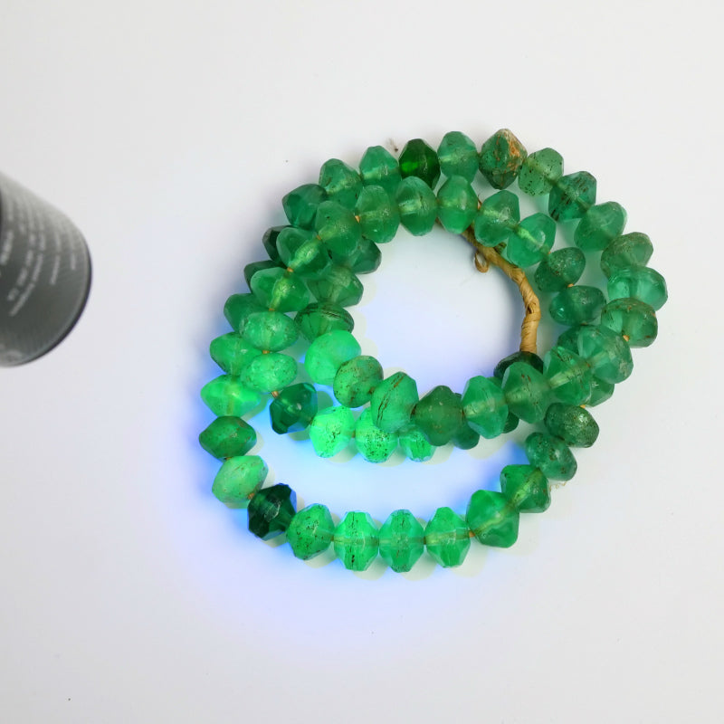 Perles de Commerce Bohémiennes Collier de Perles de Vaseline avec Verre d'Uranium