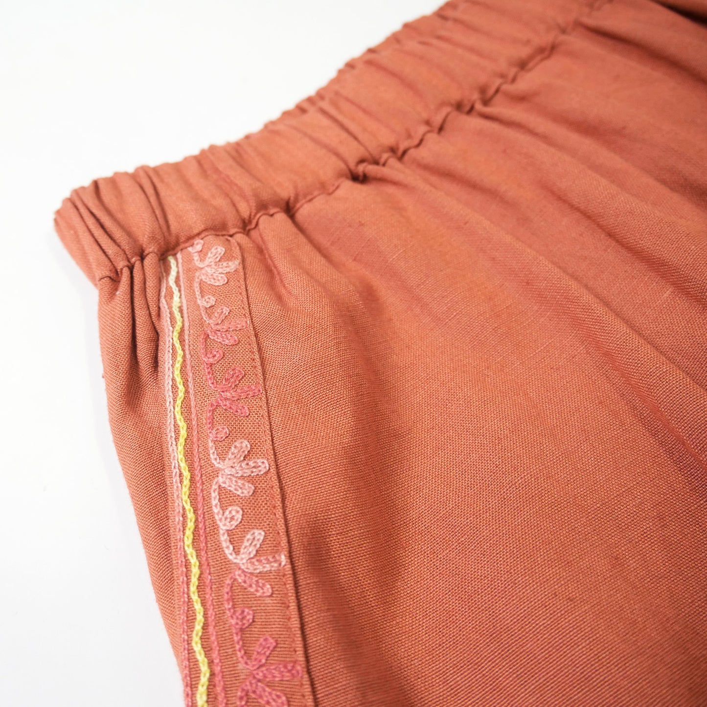 Pantaloni con ricamo Aari in lino Rayon