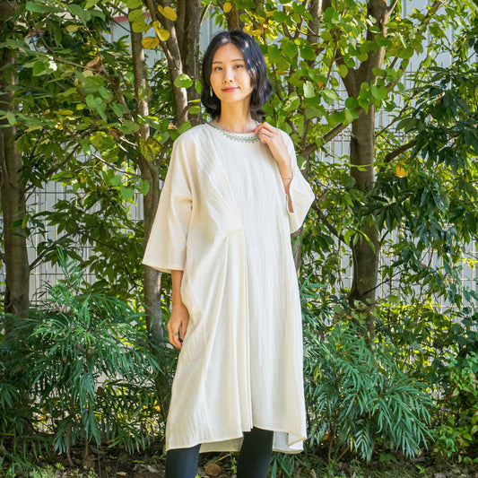 Vestido assimétrico com pregas de algodão