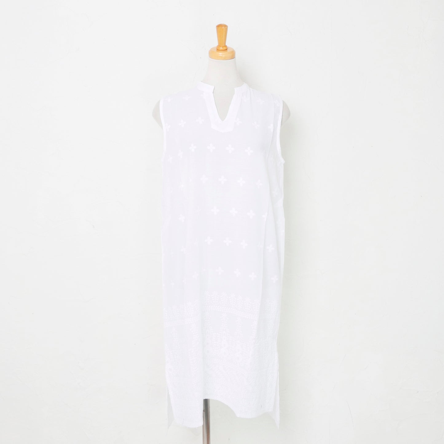 Ärmelloses Kleid aus Baumwolle mit Stickerei und zweifarbigem Druck