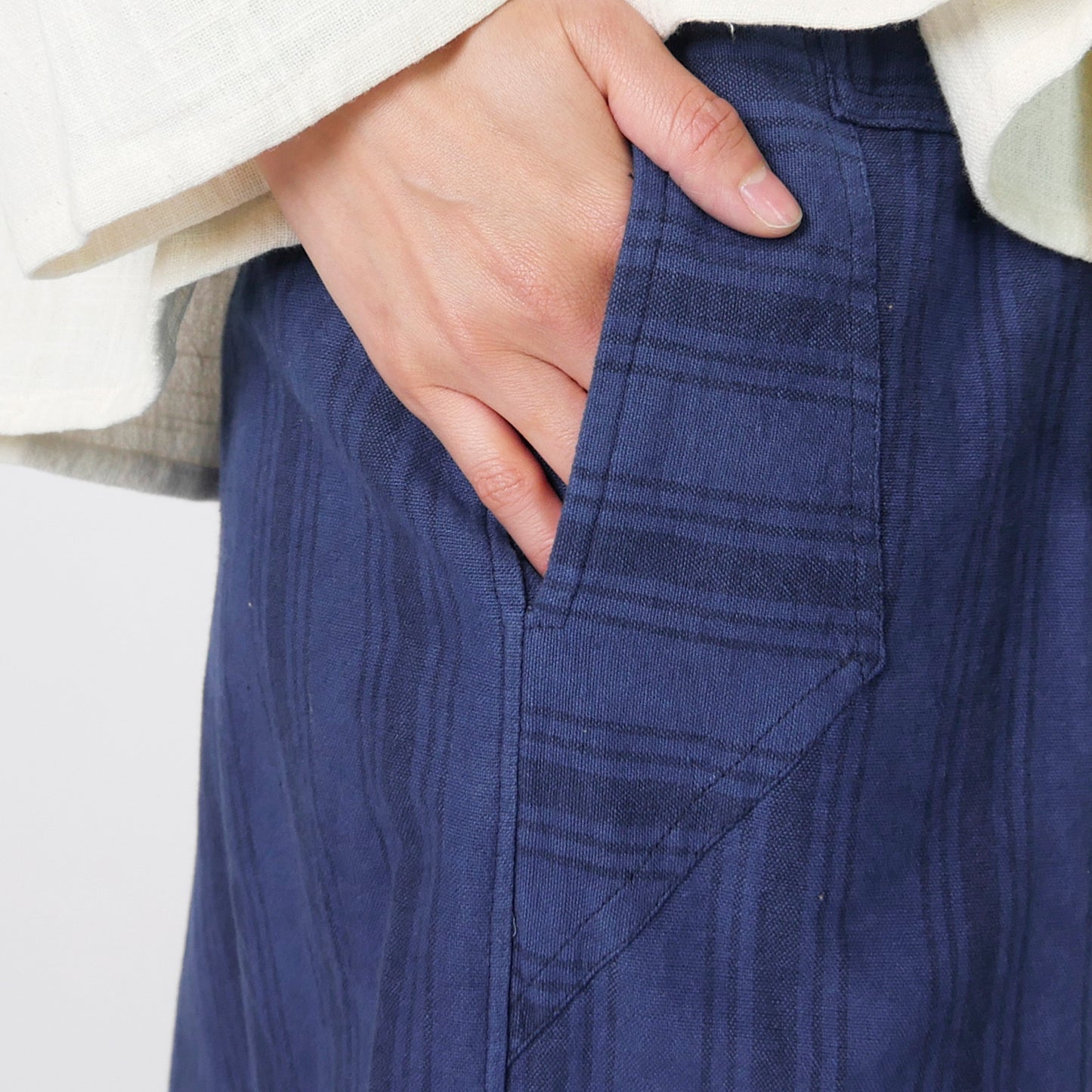 Pantalon cache-cœur en coton rayé indigo