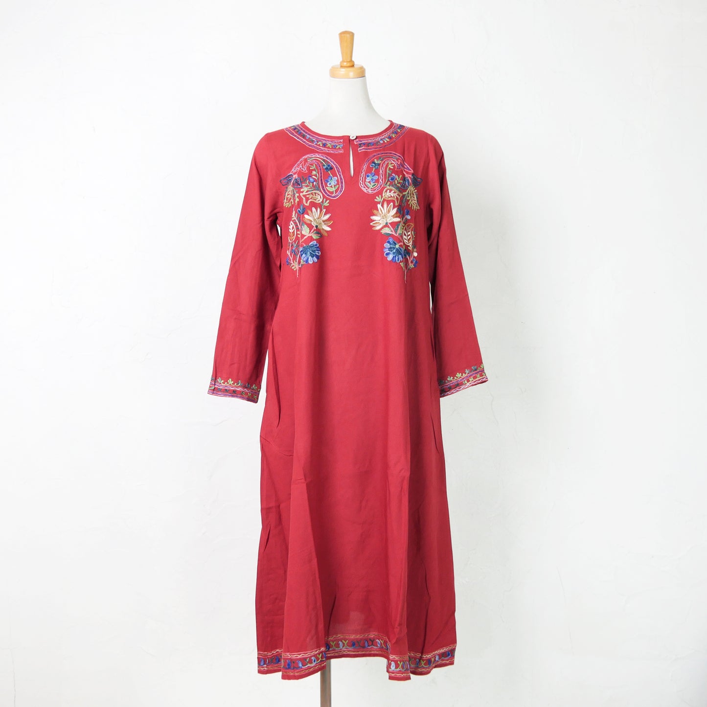 Gaun Leher Lubang Kunci Bordir Rayon Ari