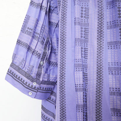 Robe chemise à col montant en coton avec imprimé à rayures