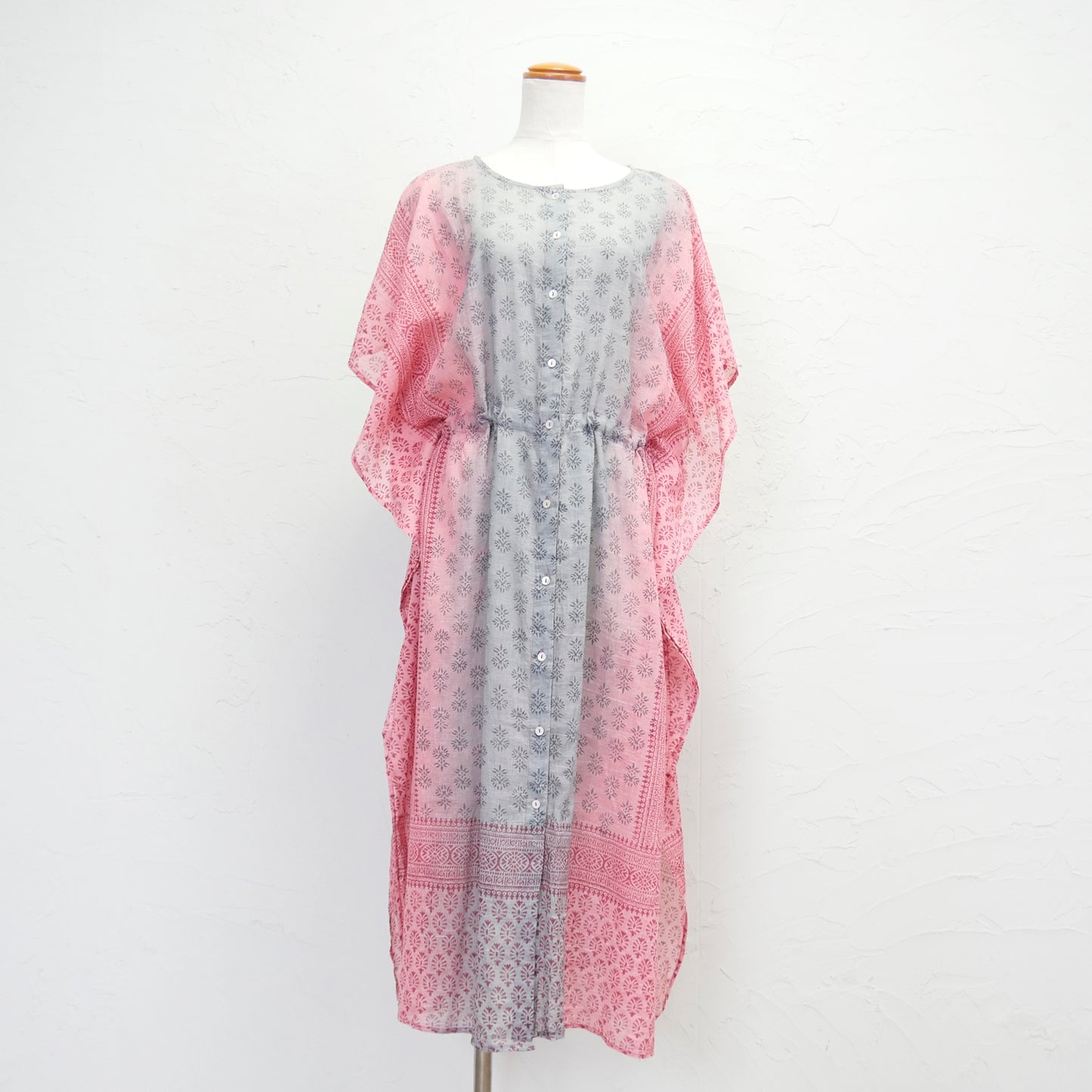 Платье на пуговицах из хлопка с градиентной окраской и блочным принтом