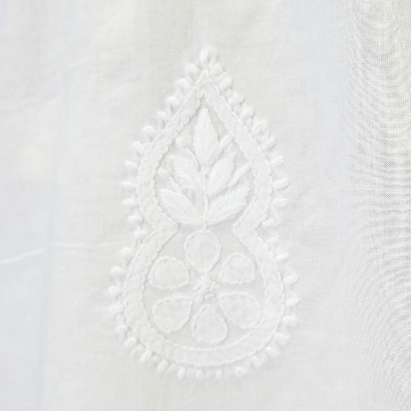 Áo Pullover Cổ Tròn Cambric Thêu Lucknow C