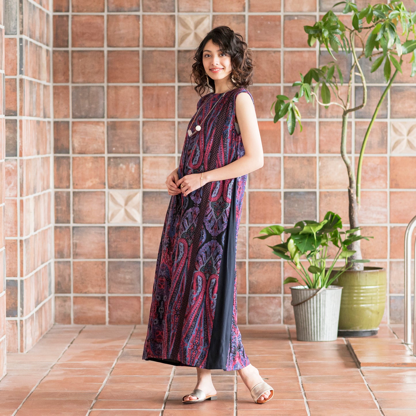 Vestido com brilhantes em Rayon Dobby Paisley Print