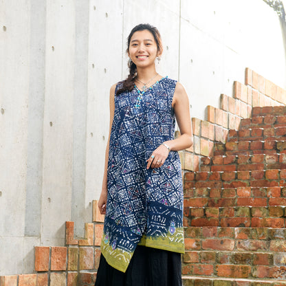 Ärmelloses Kleid mit Batikdruck aus Baumwolle
