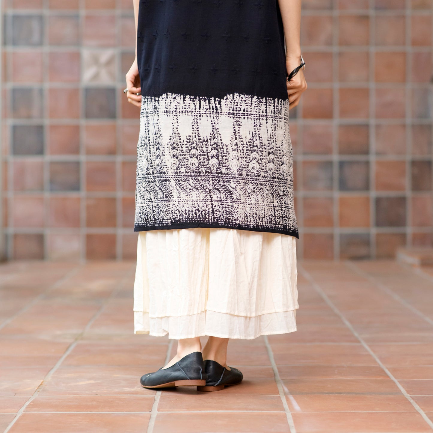 Ärmelloses Kleid aus Baumwolle mit Stickerei und zweifarbigem Druck
