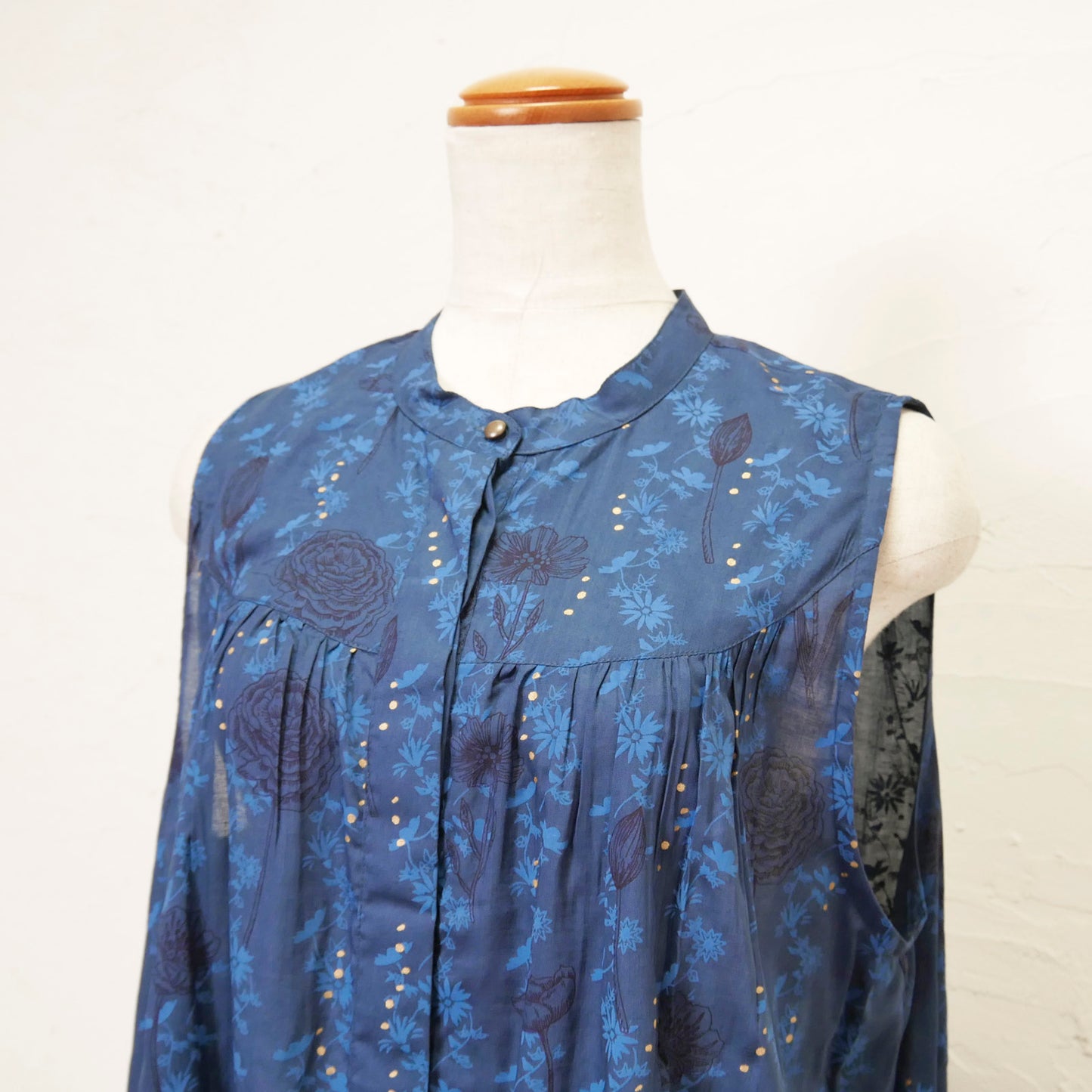 रेयॉन गोल्ड फ्लावर प्रिंट आस्तीन रहित शर्ट ड्रेस