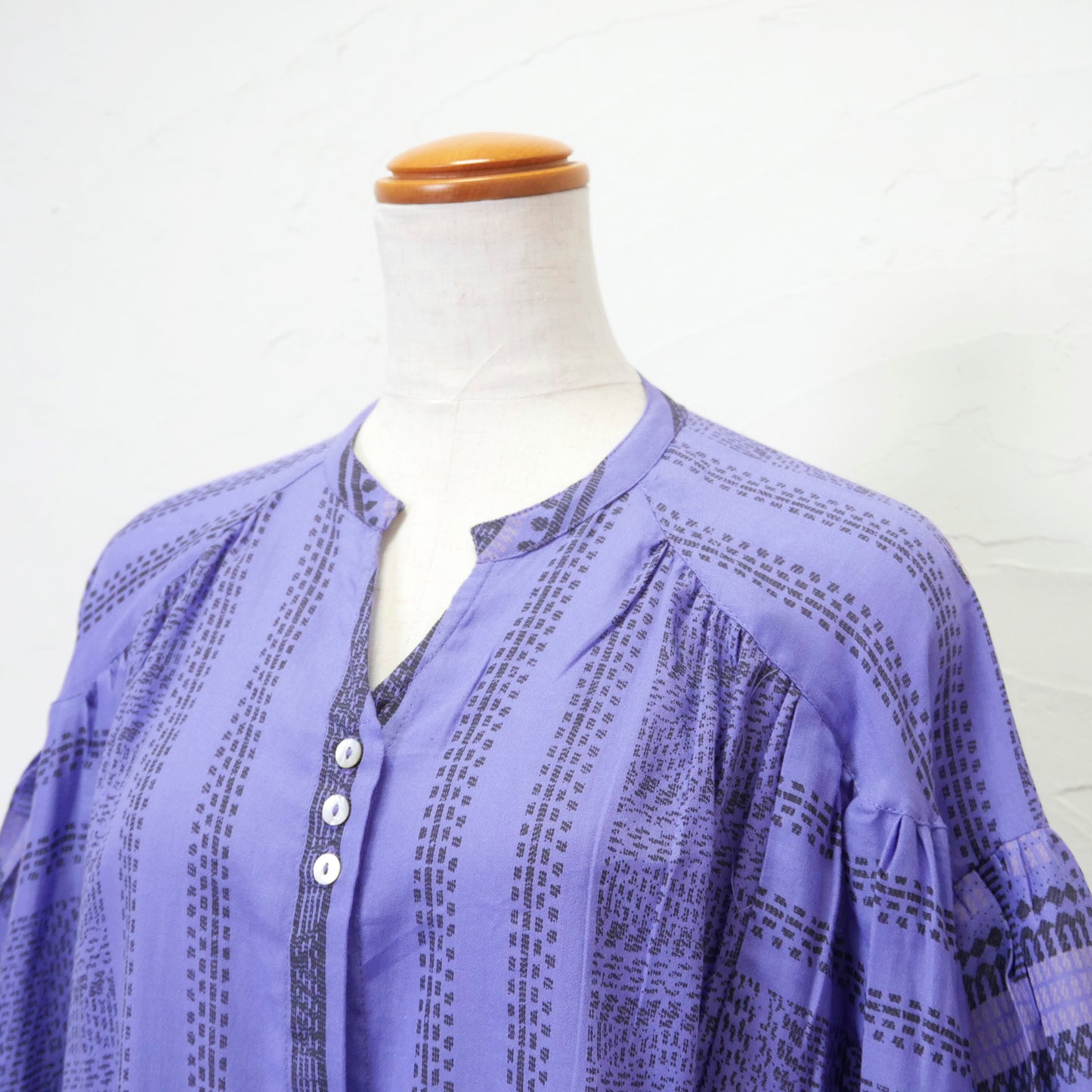 Robe chemise à col montant en coton avec imprimé à rayures