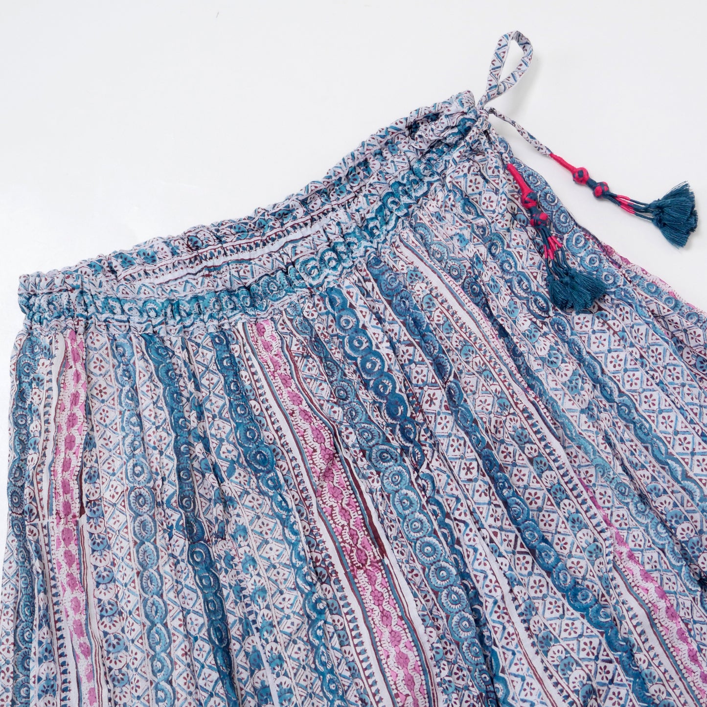 Falda de algodón con estampado de líneas arrugadas