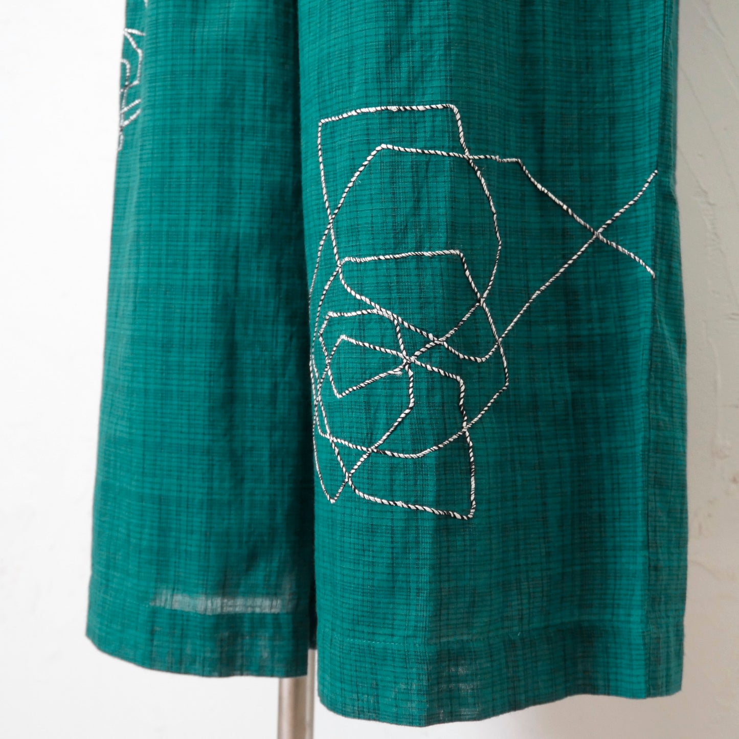 Calças com bordados aleatórios em fita de algodão