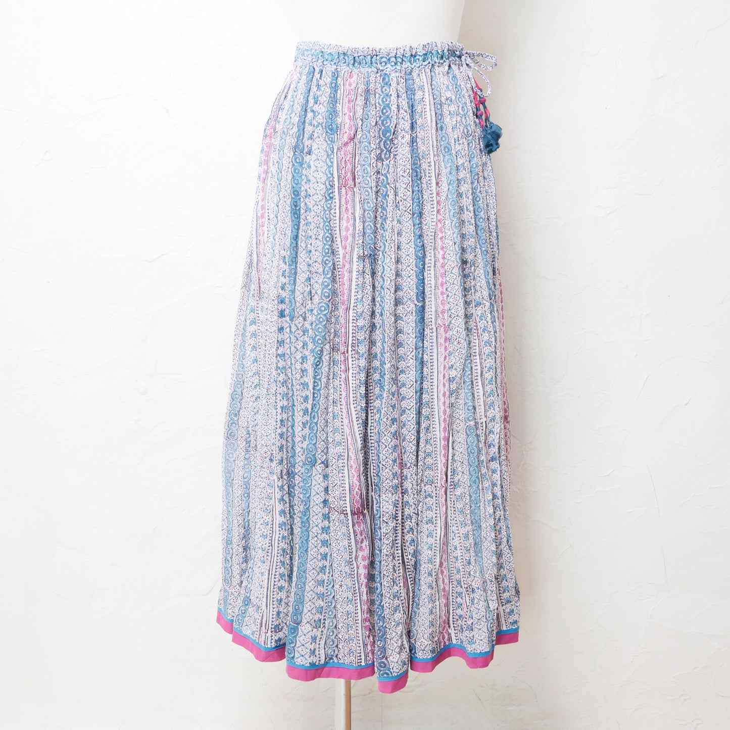 Falda de algodón con estampado de líneas arrugadas