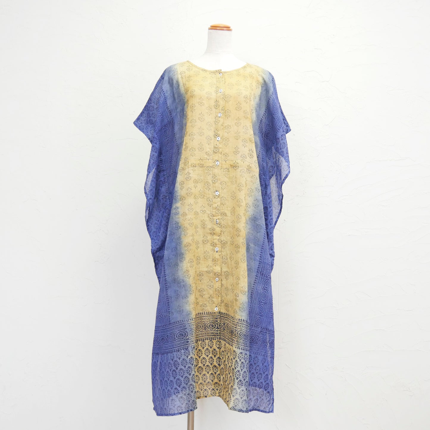 Kleid mit Knopfleiste und Blockdruck aus Baumwolle mit Farbverlaufsfärbung