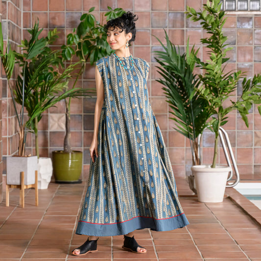 सूती गॉज इंडिगो पैस्ले प्रिंट बिना आस्तीन की ड्रेस
