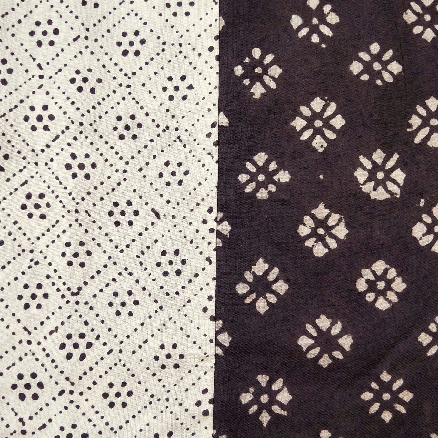 Gaun Tuck Kombinasi Cetak Blok dalam Dua Warna