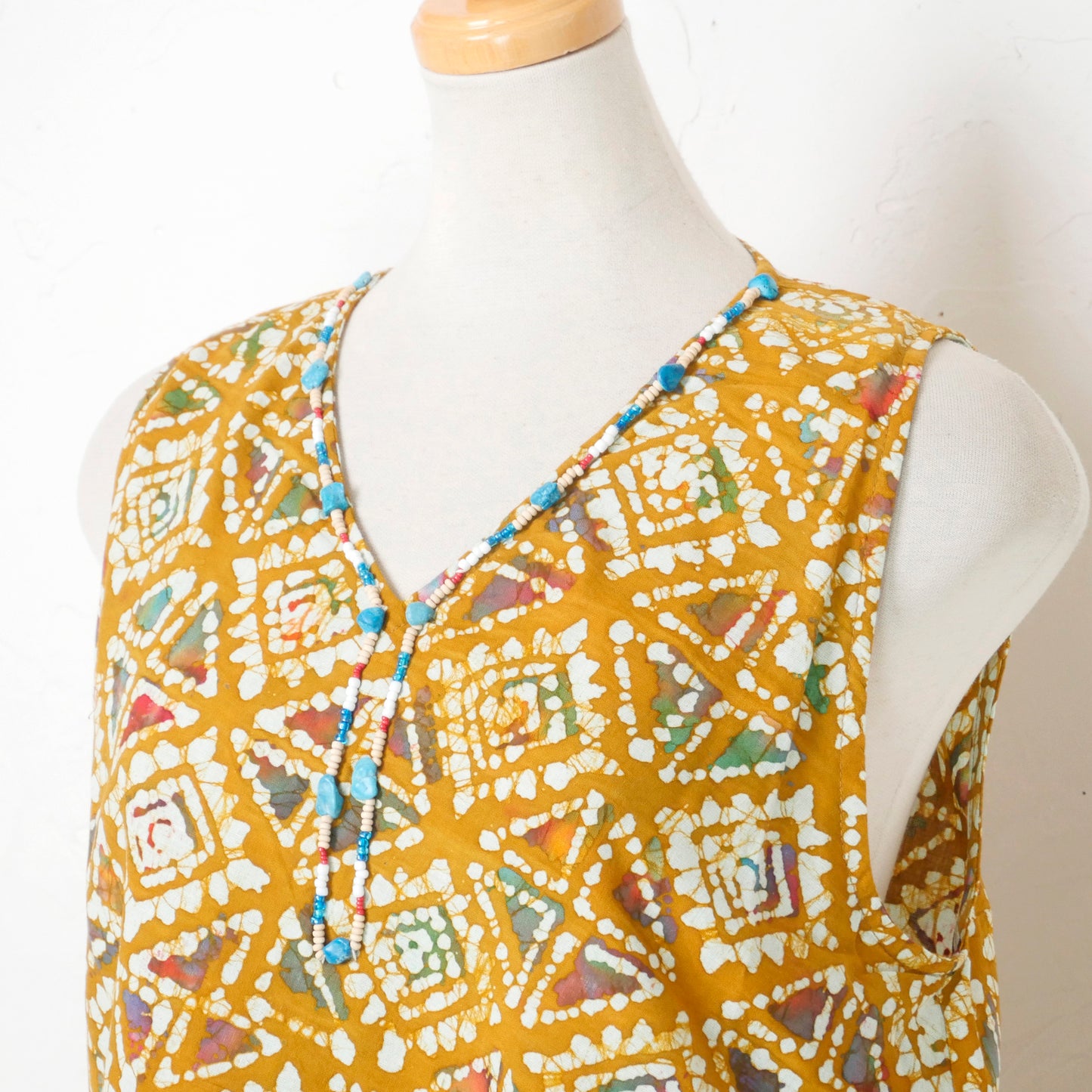 सूती बाटिक प्रिंट आस्तीन रहित ड्रेस